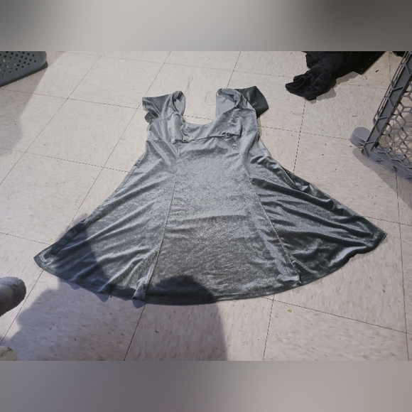 Rewind XL Silver Velvet A-Line Dress with Cap Sleeves – Elegant and Flowy - Picture 1 of 3